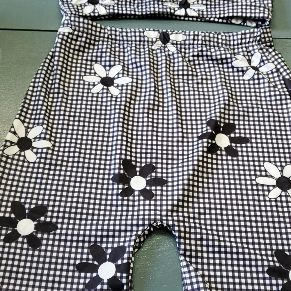 Sweet little summer set, shorts and top nave blue and white. Size small. NWOT.‎